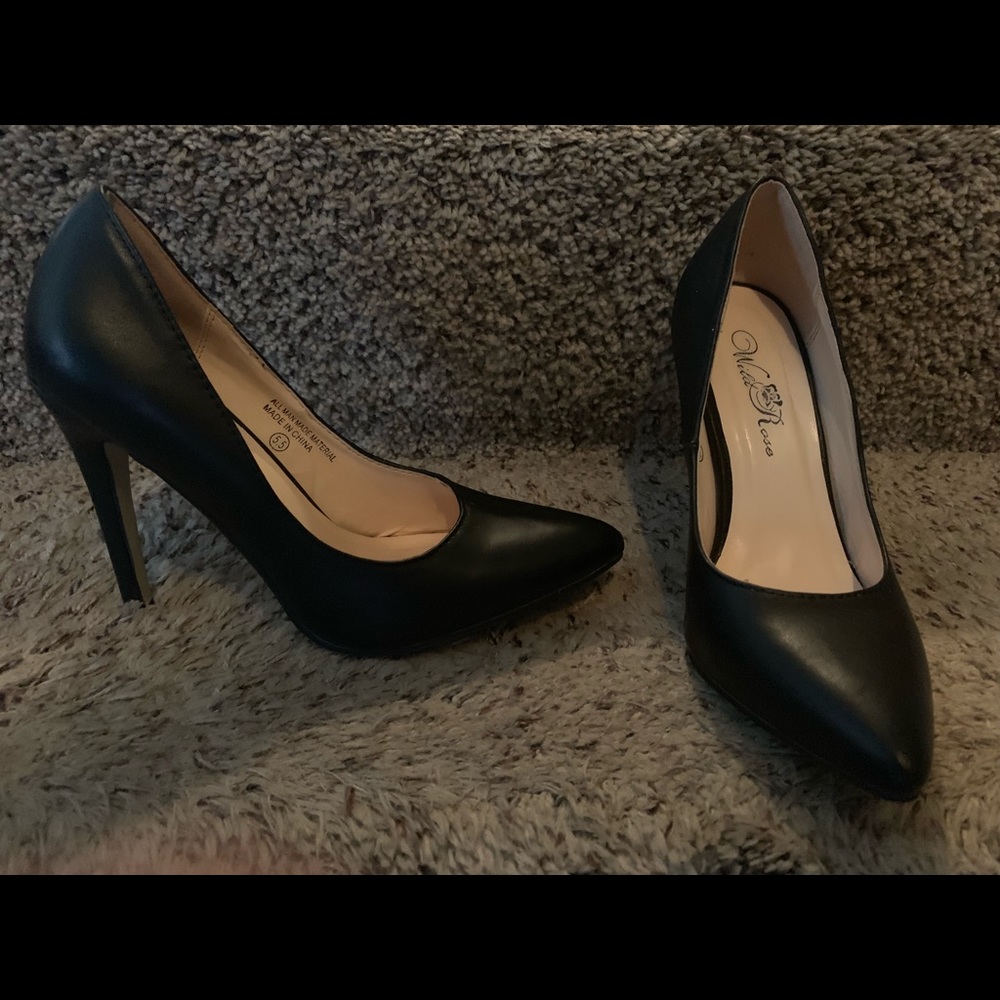 5.5 black pointed toe,5 inch heel. Worn twice